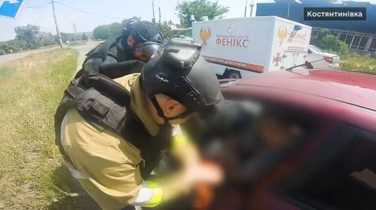 В Константиновке россияне попали дроном в гражданский автомобиль: есть раненый мужчина