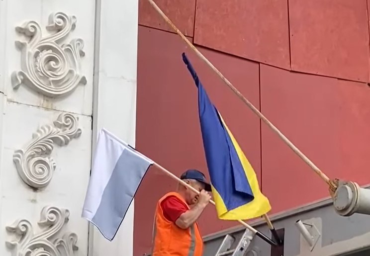 Над залізничним вокзалом у Краматорську підняли “Прапор надії”
