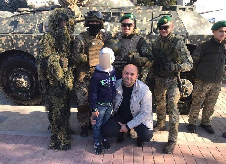 Прикордонник Валерій Борсук із колегами й сином