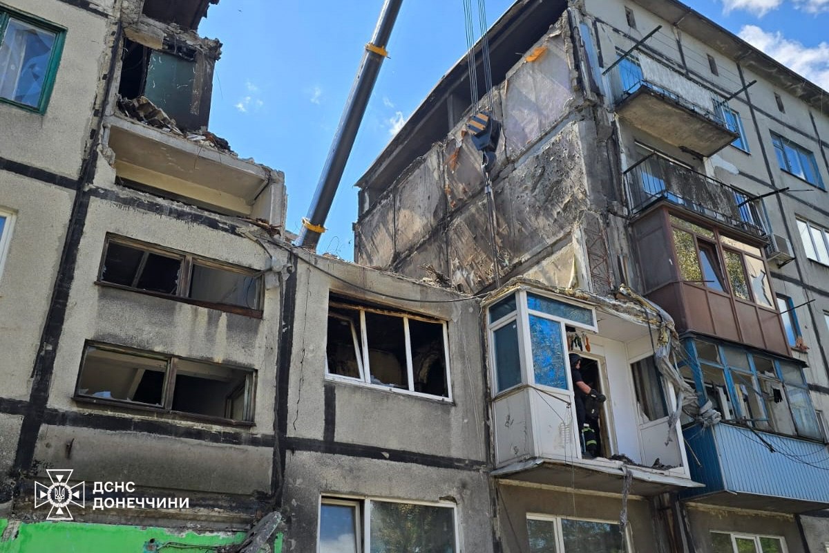 Зображення до посту: Через три дні знайшли фрагменти тіл: у Білозерському завершили аварійно-пошукові роботи на місці  обстрілу
