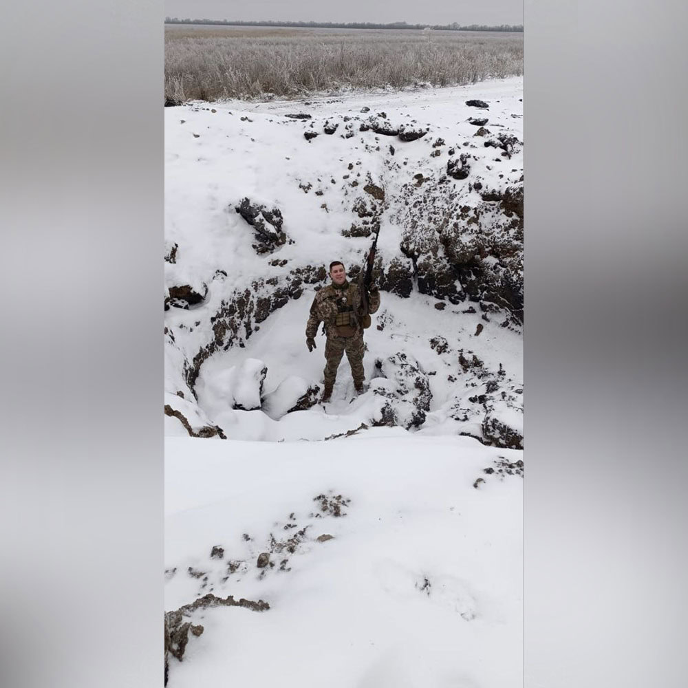 Василь М’ясоєдов у вирві, яка залишилась від удару КАБу