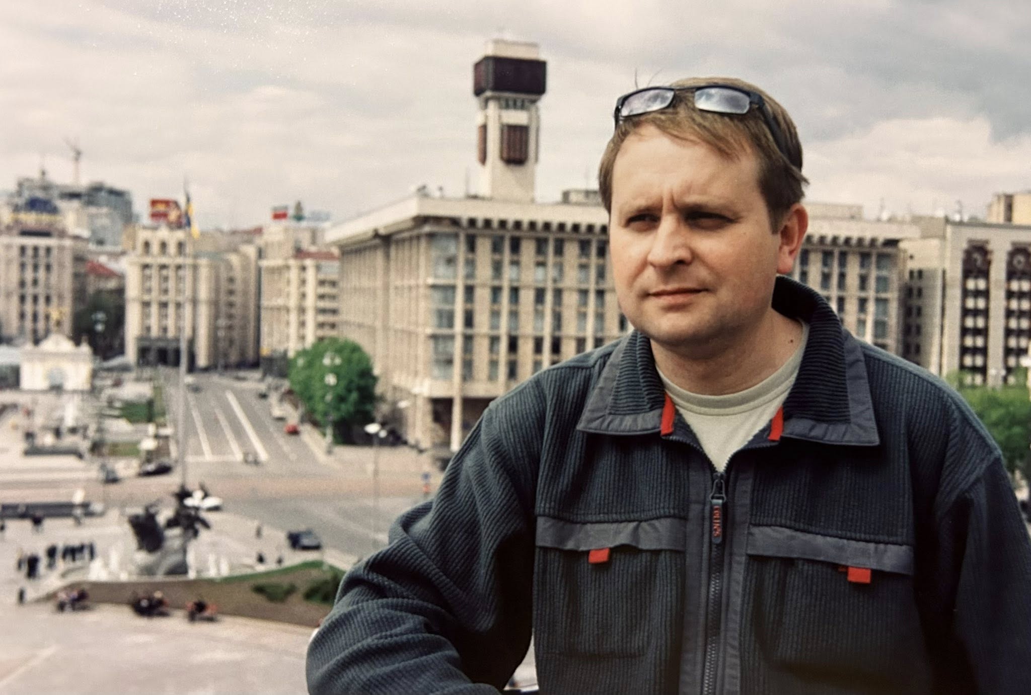 Зображення до посту: В пам’ять про загиблих митців і про місто: рідні маріупольських письменника та оператора видають книгу з їхніми творами