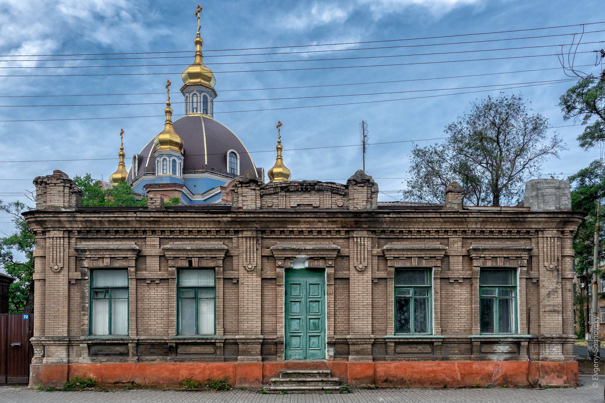 Будинок початку XX століття на тлі Собору Покрови Божої Матері