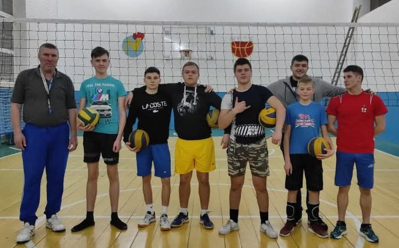 Олександр Постернак (четвертий праворуч) на волейболі