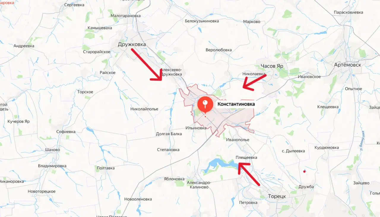 Стрілками вказані напрямки, за якими російська армія нібито планує у 2025 році оточити Костянтинівку