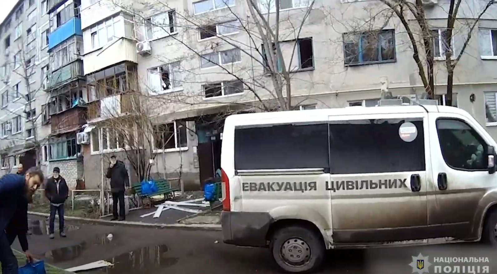 Чоловіки, які проводжають рідних на евакуацію у Покровську, 31 березня 2025 року