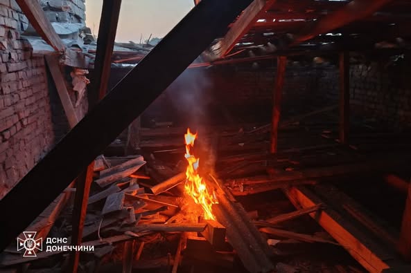 Зображення до посту: У Родинському дрон влучив у пожежну частину — обійшлося без жертв