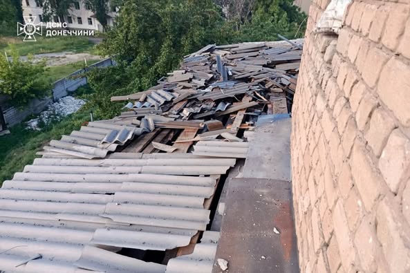 Зображення до посту: У Родинському дрон влучив у пожежну частину — обійшлося без жертв