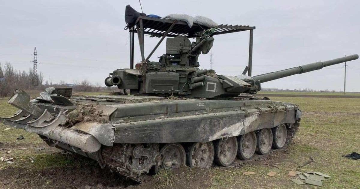 Пошкоджений російський танк