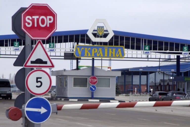 Перегляньте новину: Росія ускладнює виїзд дітей з окупації: з 2026 року буде потрібен закордонний паспорт замість свідоцтва про народження Росія ускладнює виїзд дітей з окупації: з 2026 року буде потрібен закордонний паспорт замість свідоцтва про народження