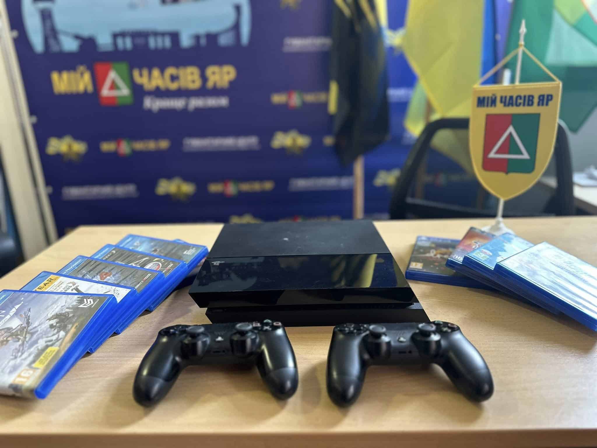 Ігрова приставка PlayStation 4 з набором ігор, яку можуть виграти діти з Часовоярської громади