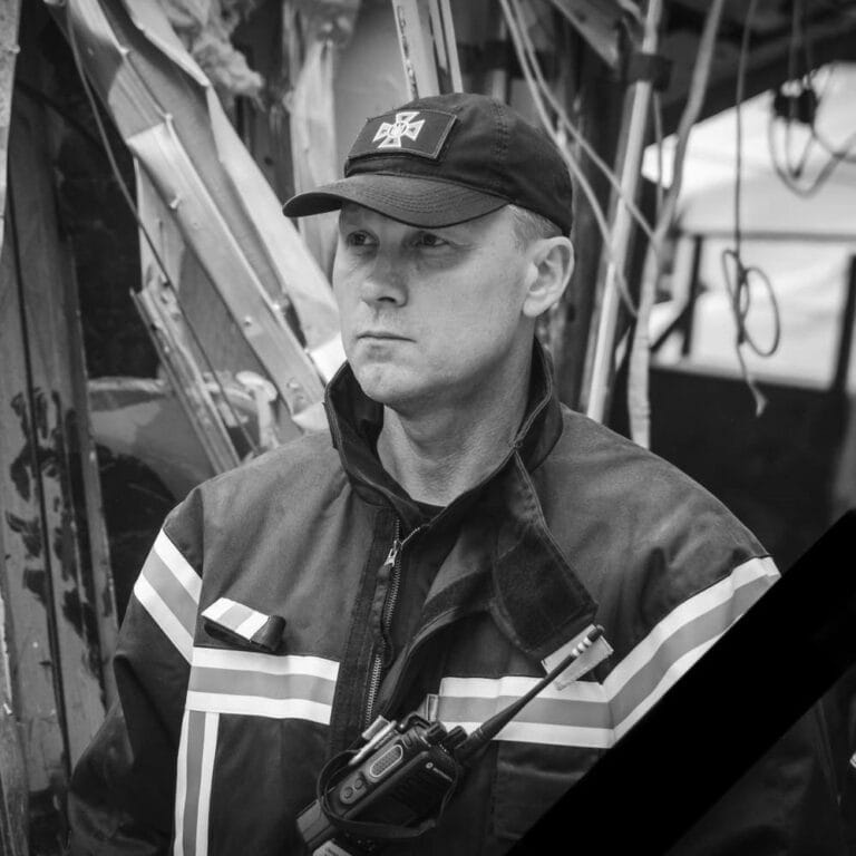 Загинув, рятуючи людей після російського обстрілу: вшануймо працівника ДСНС Андрія Омельченка