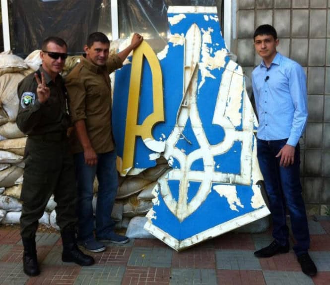 Перегляньте новину: Забрав з-під носа бойовиків: як бахмутянин врятував український герб під час першої російської окупації міста Забрав з-під носа бойовиків: як бахмутянин врятував український герб під час першої російської окупації міста