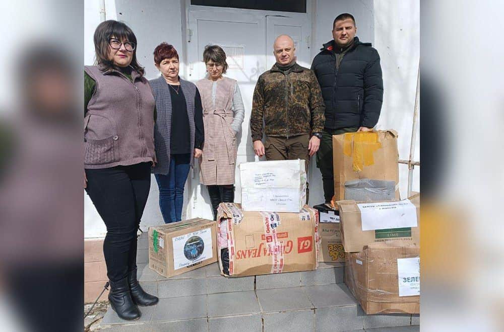 Олена Мадіна (друга ліворуч) під час видачі гуманітарної допомоги від окупантів, 2023 рік