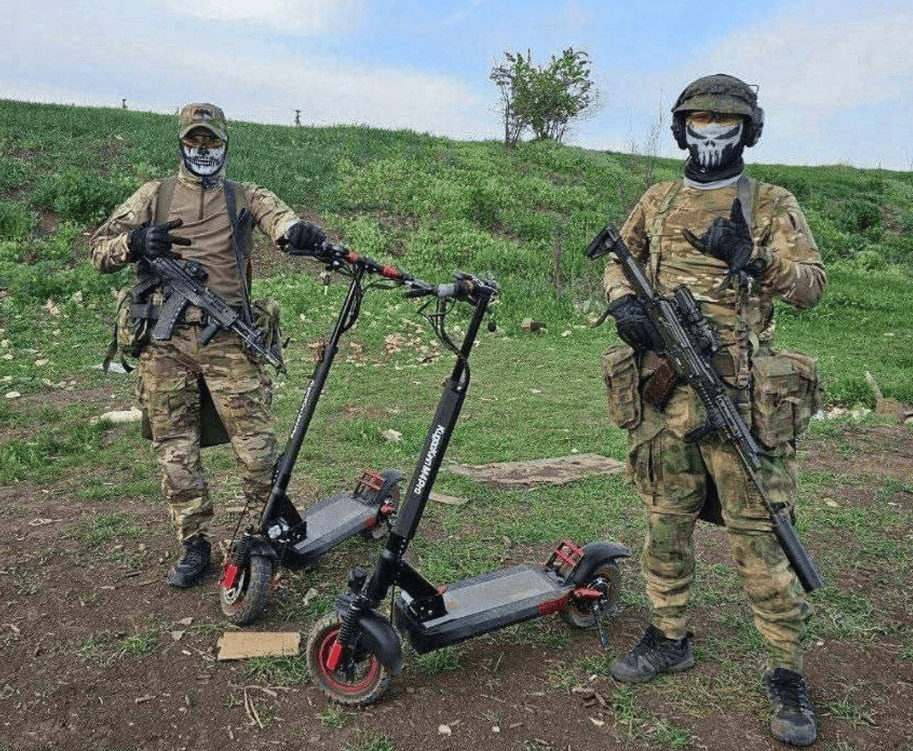 Росіяни на електросамокатах
