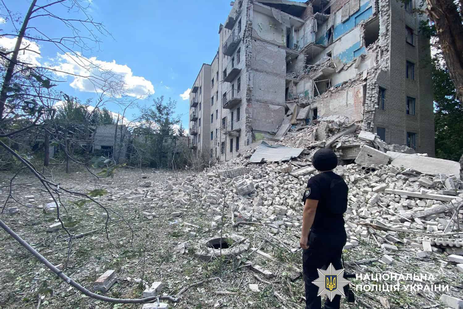 Зруйнований багатоквартирний будинок внаслідок російських атак у Донецькій області 24 липня 2025 року. Фото: поліція Донеччини