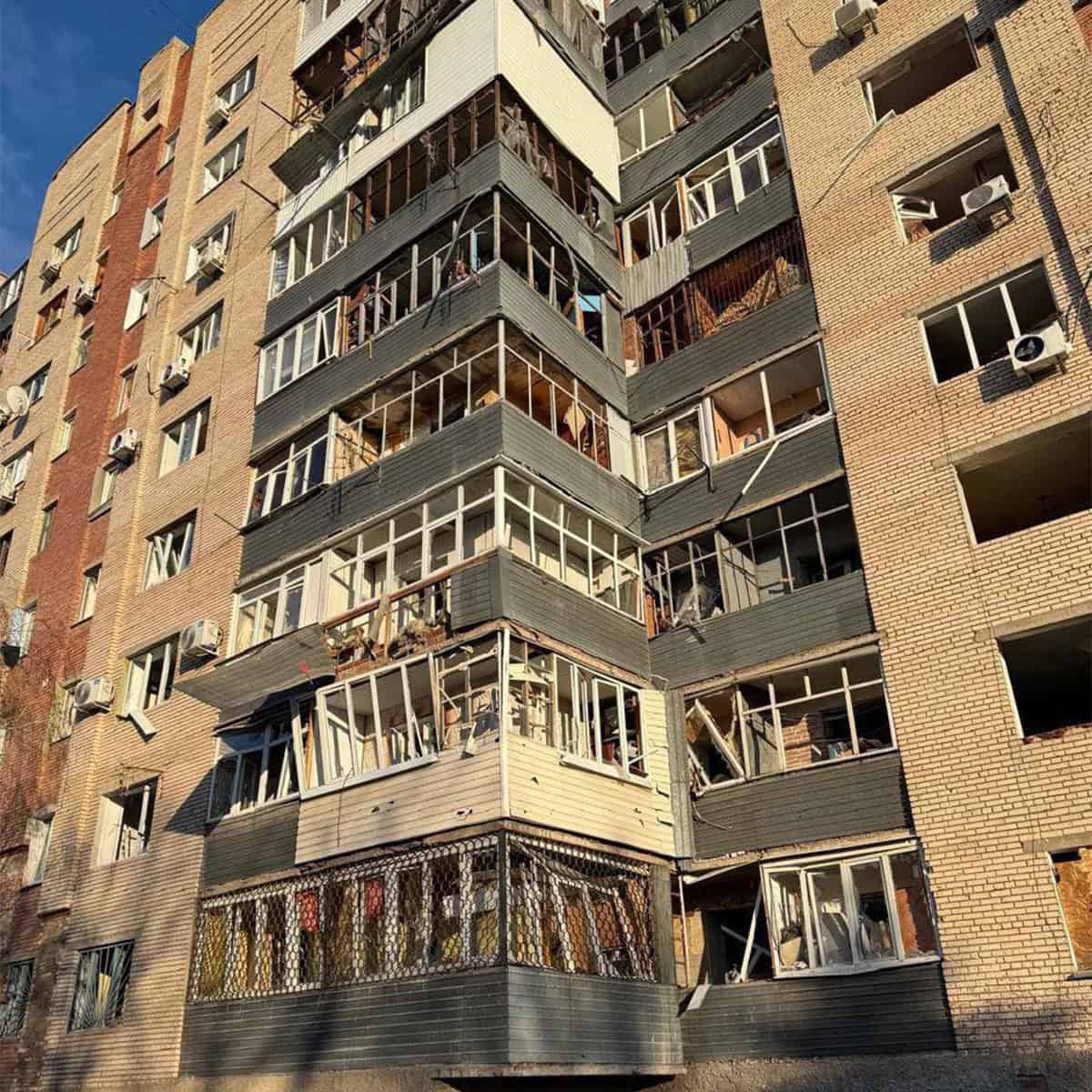 Багатоповерховий житловий будинок у Слов’янську після обстрілу у березні 2025 року
