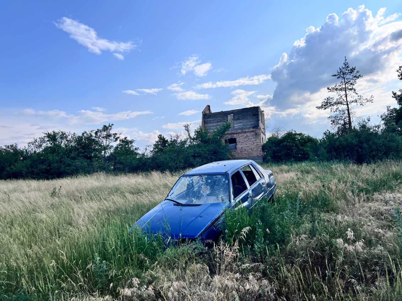 Зображення до посту: Пам’ятник партизанам, лікарня та історичні будівлі в центрі: який вигляд має Бахмут влітку 2025 року