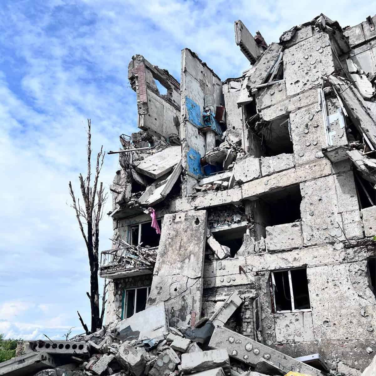 Зображення до посту: Пам’ятник партизанам, лікарня та історичні будівлі в центрі: який вигляд має Бахмут влітку 2025 року
