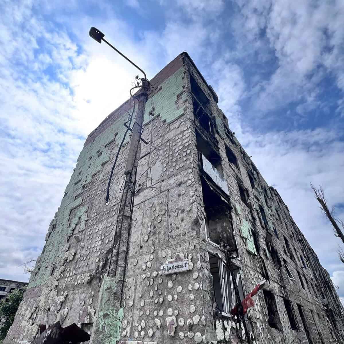 Зображення до посту: Пам’ятник партизанам, лікарня та історичні будівлі в центрі: який вигляд має Бахмут влітку 2025 року