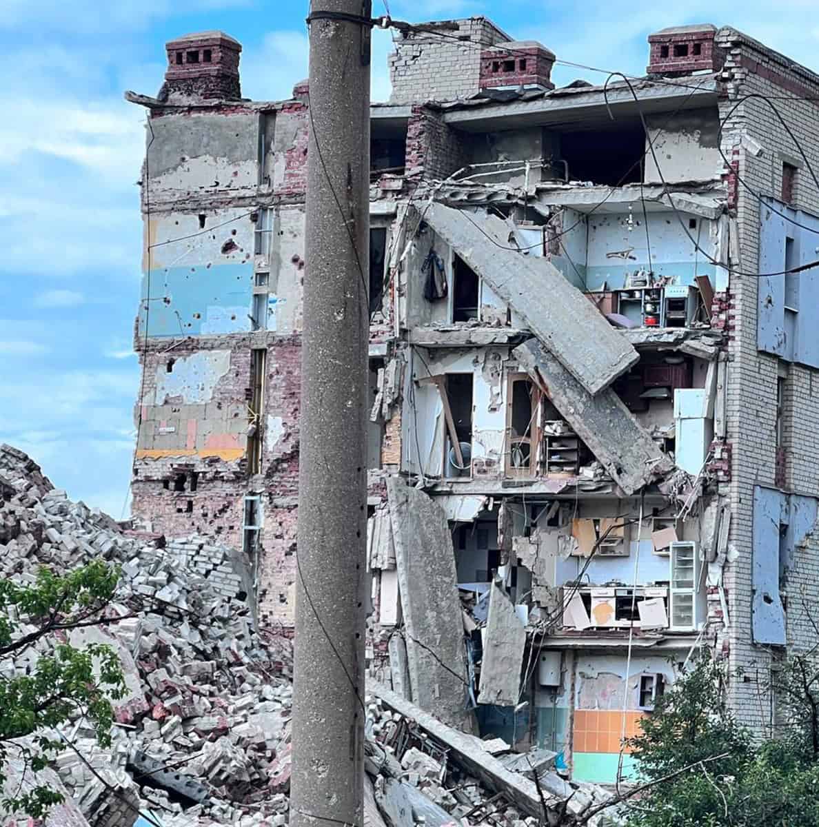 Здание в Бахмуте на улице Юбилейной, лето 2025 года