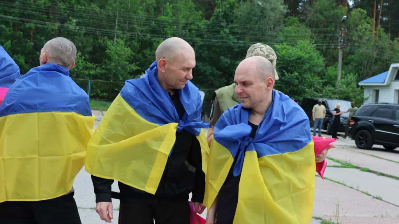 Українські солдати й офіцери повертаються додому після обміну з Росією