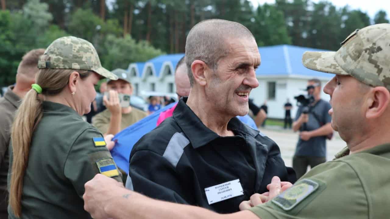Звільнені військові та цивільні українці, яких утримували в Росії з 2022 року — фото після обміну