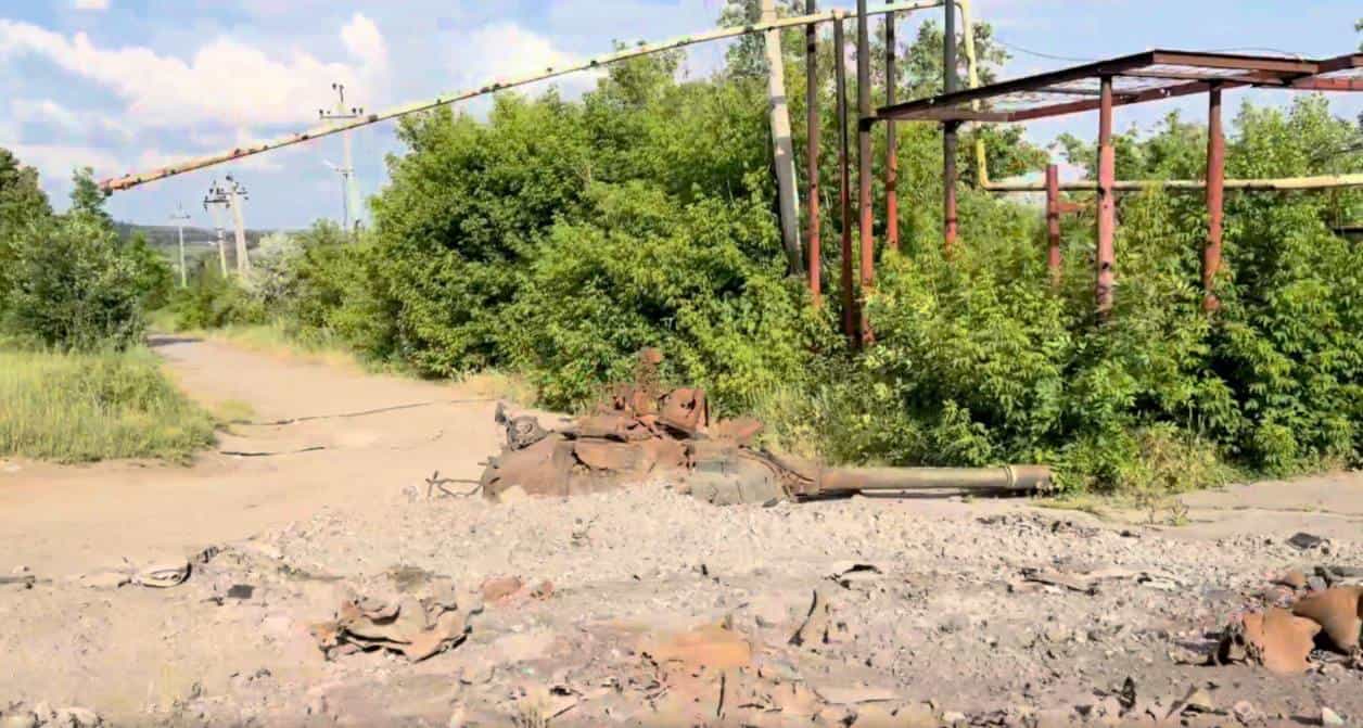 Залишки від танка, ймовірно у Бахмуті, літо 2025 року