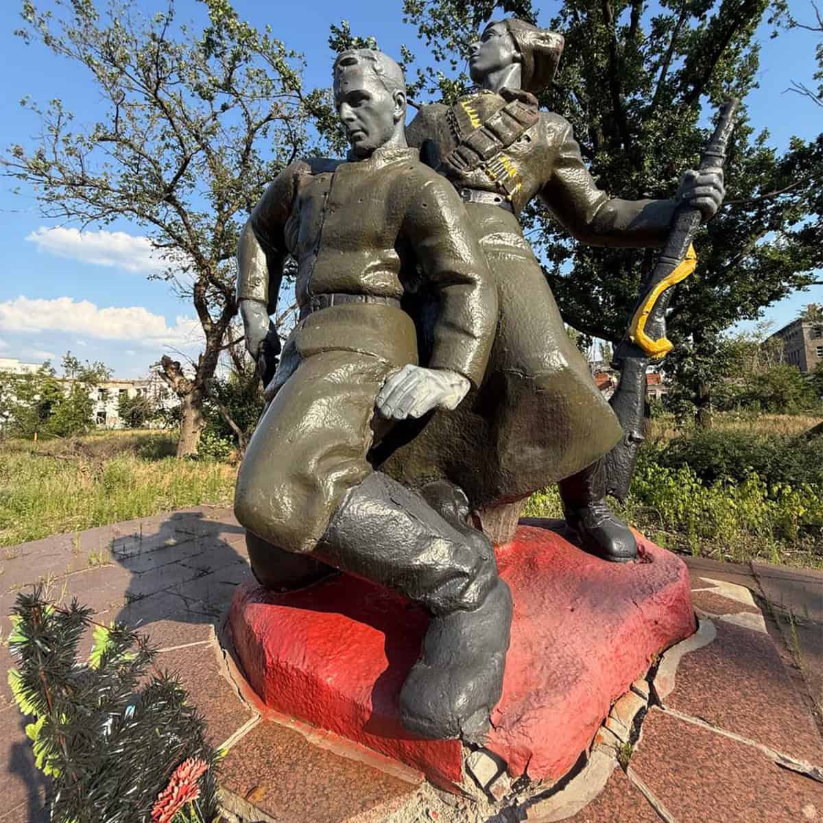 Зображення до посту: Пам’ятник партизанам, лікарня та історичні будівлі в центрі: який вигляд має Бахмут влітку 2025 року