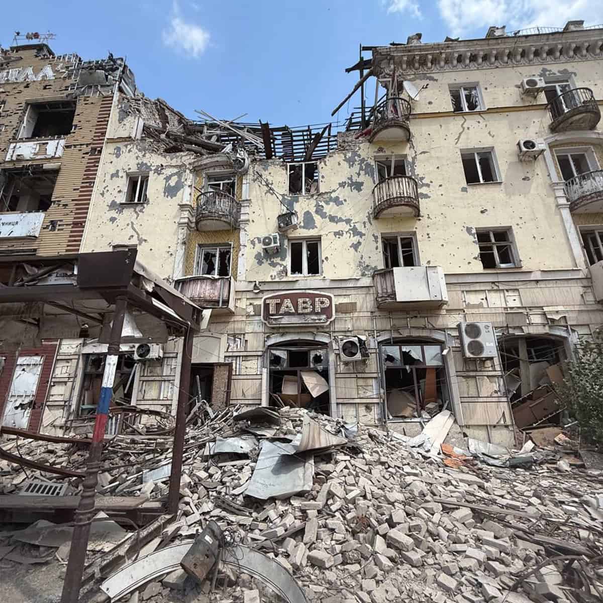 Зображення до посту: Пам’ятник партизанам, лікарня та історичні будівлі в центрі: який вигляд має Бахмут влітку 2025 року