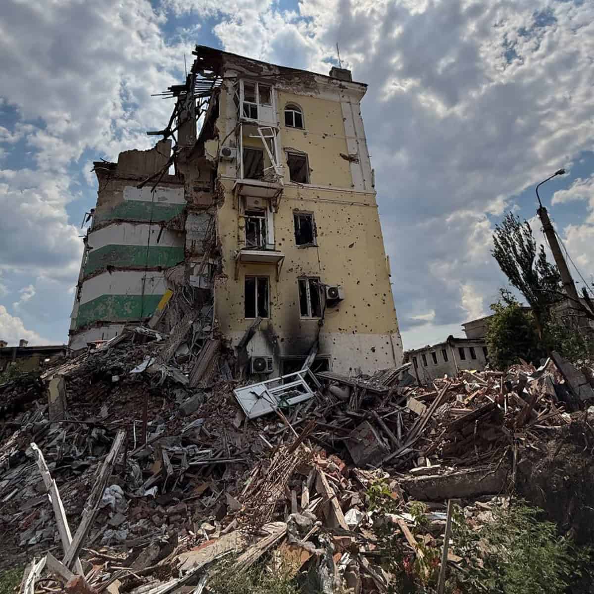 Зображення до посту: Пам’ятник партизанам, лікарня та історичні будівлі в центрі: який вигляд має Бахмут влітку 2025 року