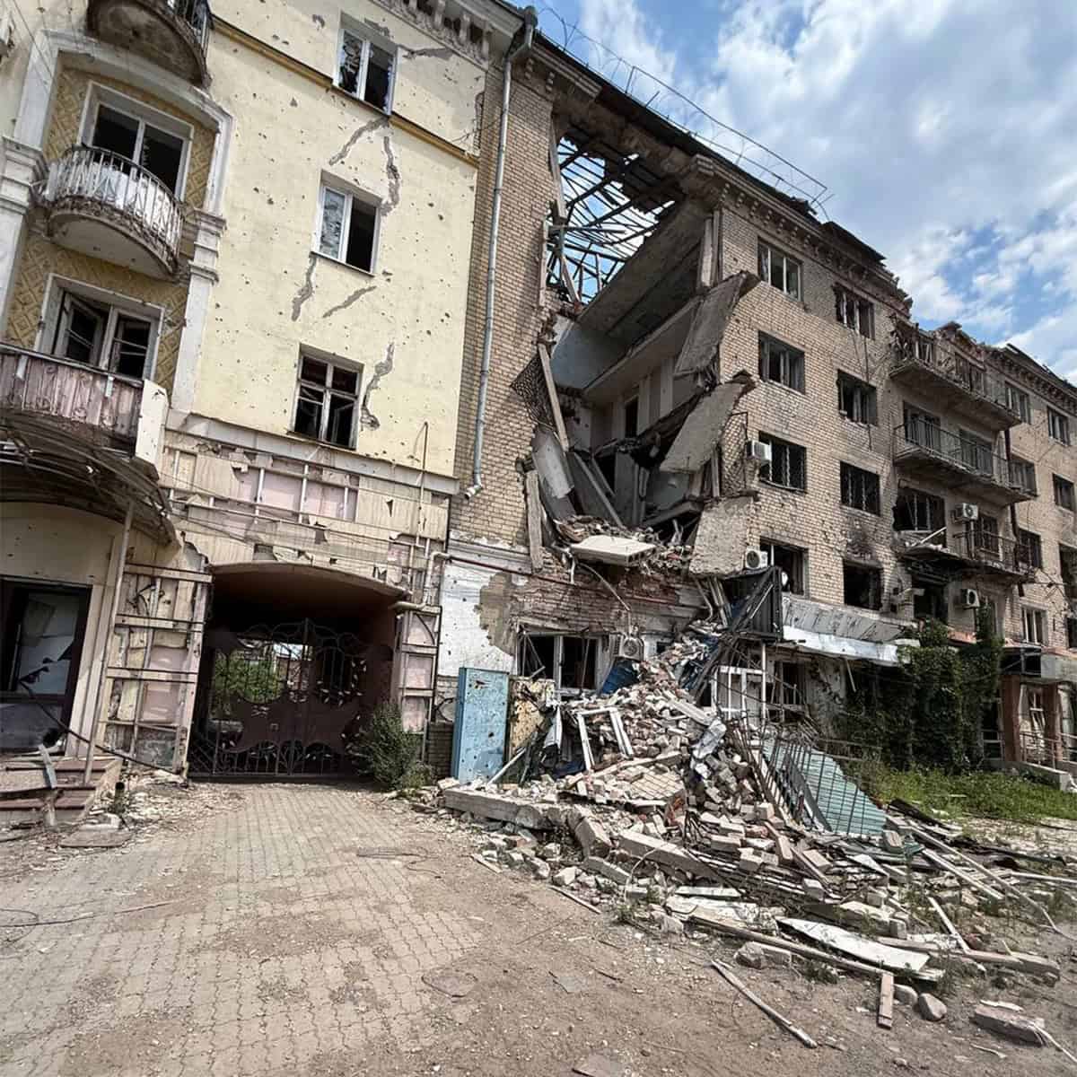 Зображення до посту: Пам’ятник партизанам, лікарня та історичні будівлі в центрі: який вигляд має Бахмут влітку 2025 року