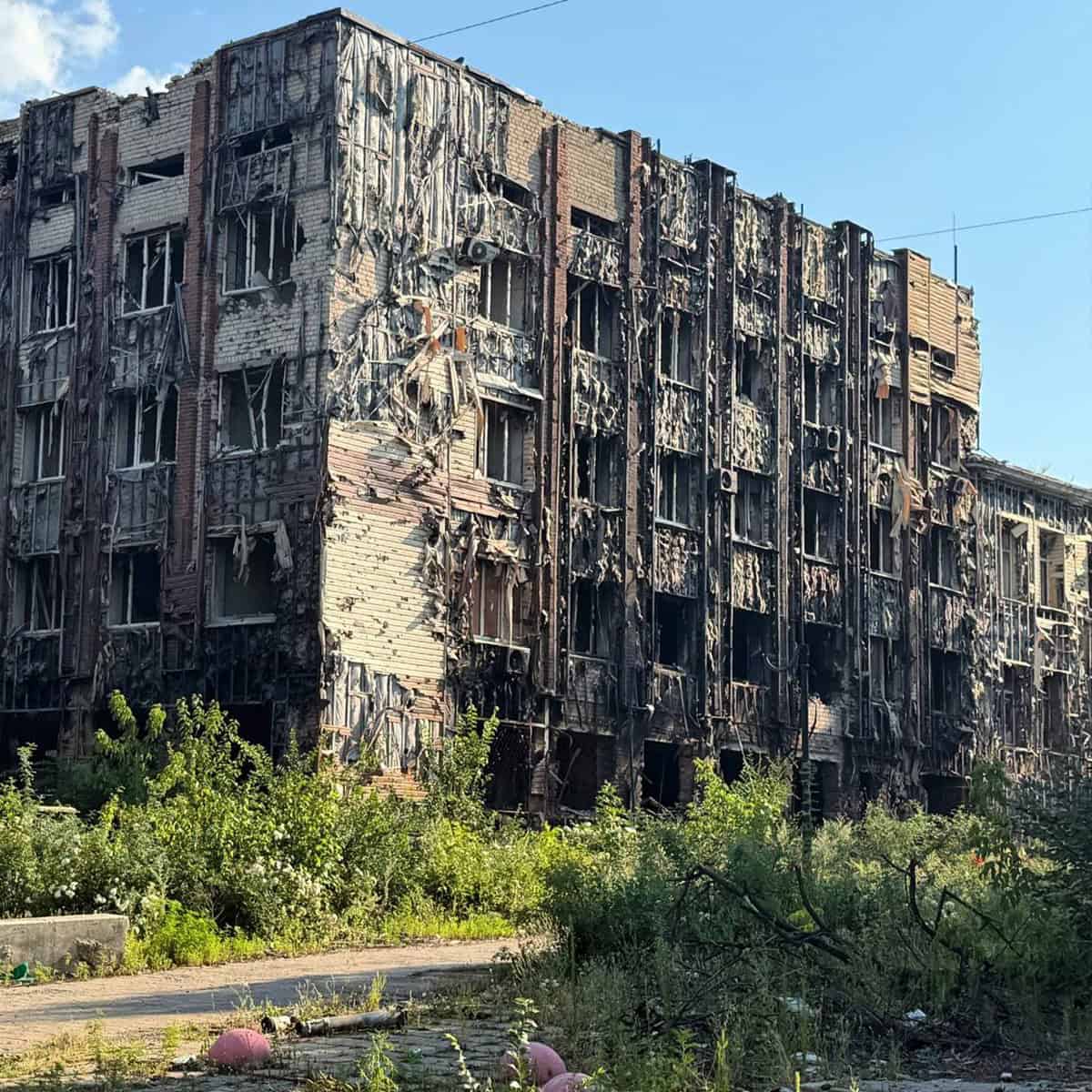 Зображення до посту: Пам’ятник партизанам, лікарня та історичні будівлі в центрі: який вигляд має Бахмут влітку 2025 року
