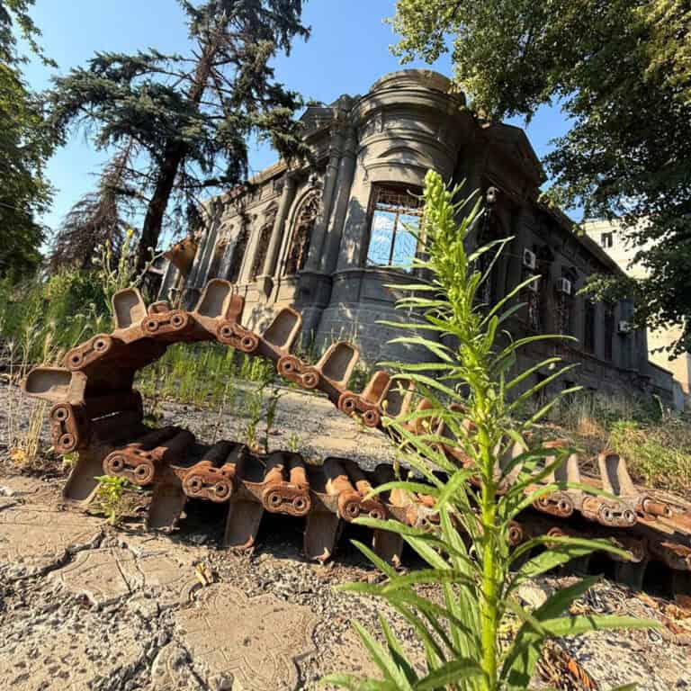 Памятник партизанам, больница и исторические здания в центре: как выглядит Бахмут летом 2025 года