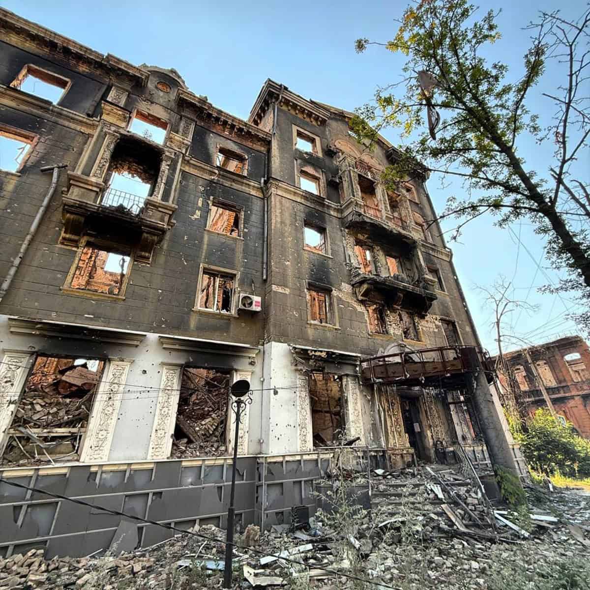 Історична будівля у Бахмуті по вулиці Незалежності, будинок 58, літо 2025 року