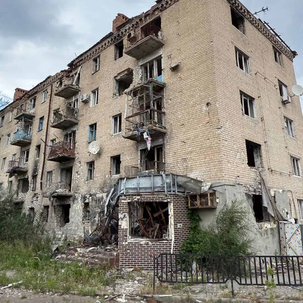 Зображення до посту: Пам’ятник партизанам, лікарня та історичні будівлі в центрі: який вигляд має Бахмут влітку 2025 року