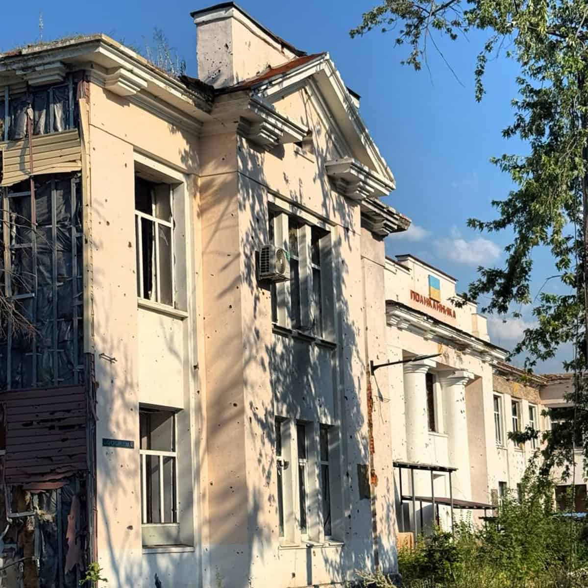 Будівля багатопрофільної лікарні інтенсивного лікування у Бахмуті влітку 2025 року