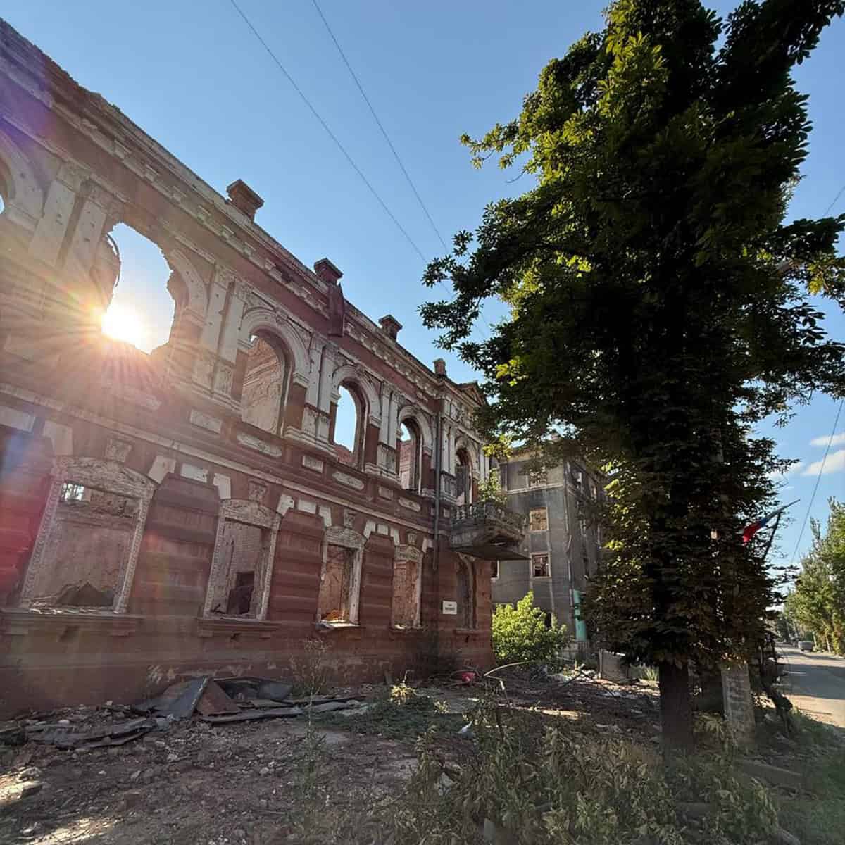 Історична будівля у Бахмуті по вулиці Незалежності, будинок 60, літо 2025 року