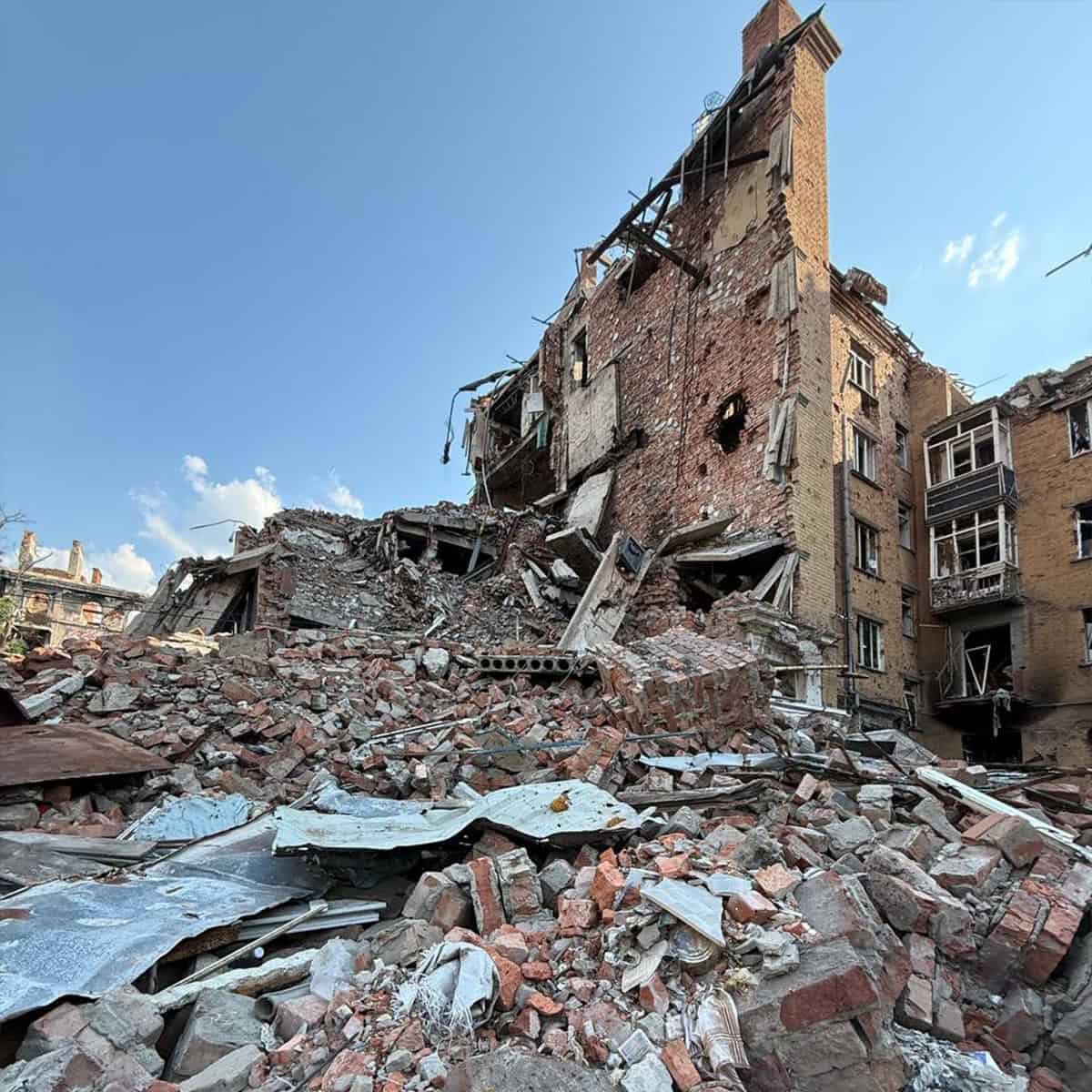 Зображення до посту: Пам’ятник партизанам, лікарня та історичні будівлі в центрі: який вигляд має Бахмут влітку 2025 року