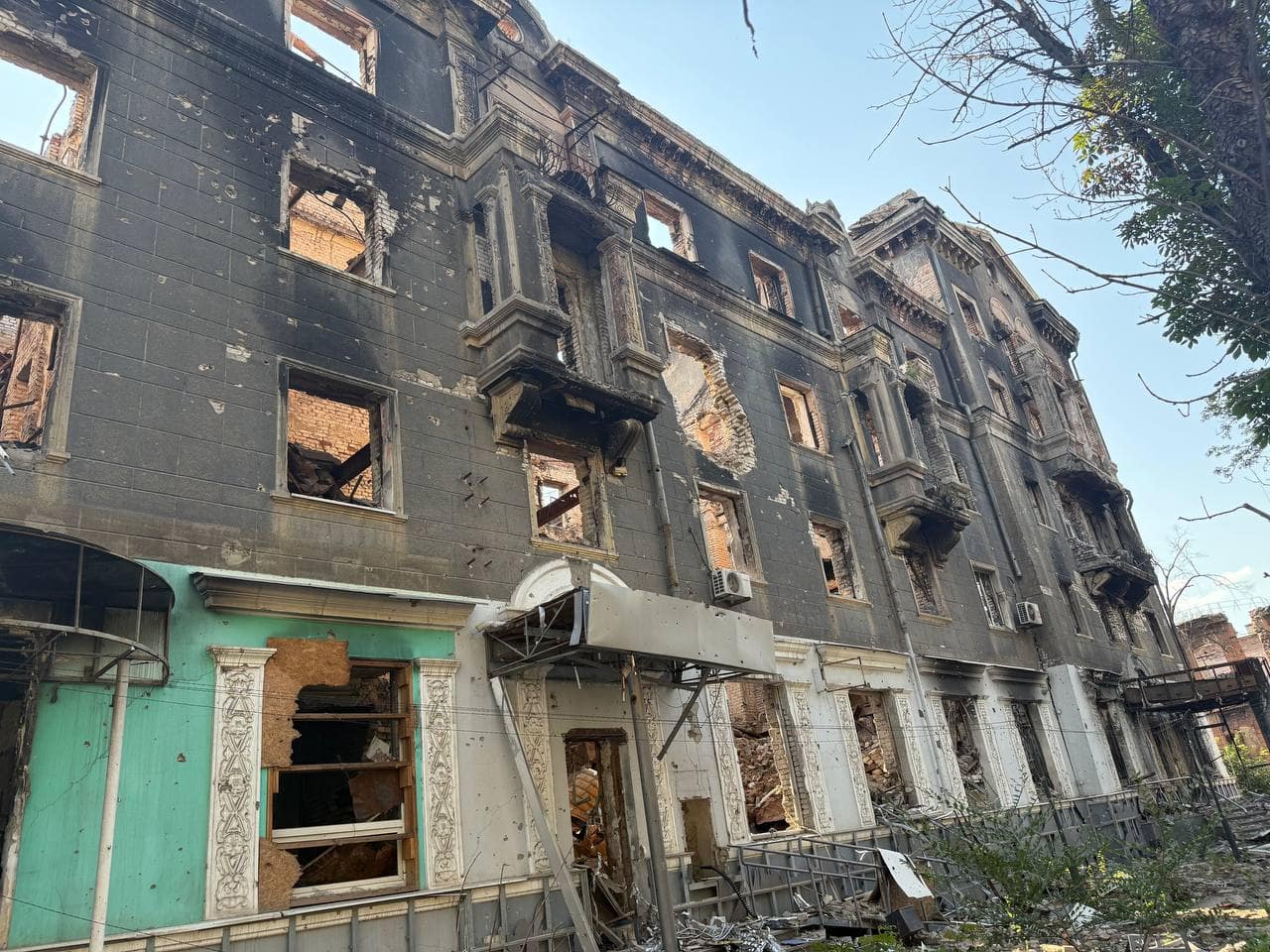 Зображення до посту: Пам’ятник партизанам, лікарня та історичні будівлі в центрі: який вигляд має Бахмут влітку 2025 року