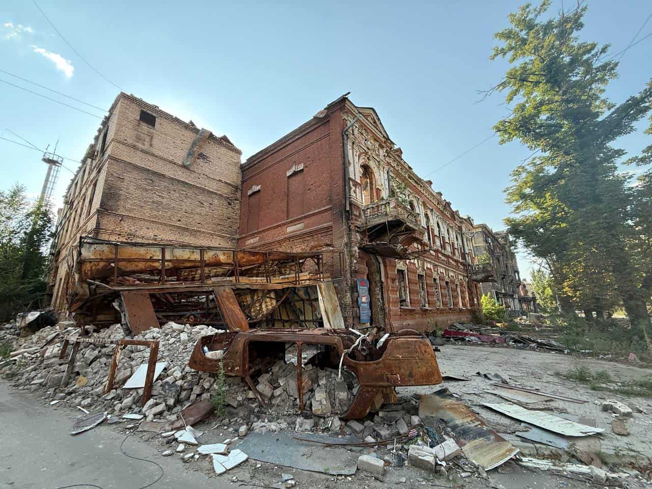 Зображення до посту: Пам’ятник партизанам, лікарня та історичні будівлі в центрі: який вигляд має Бахмут влітку 2025 року