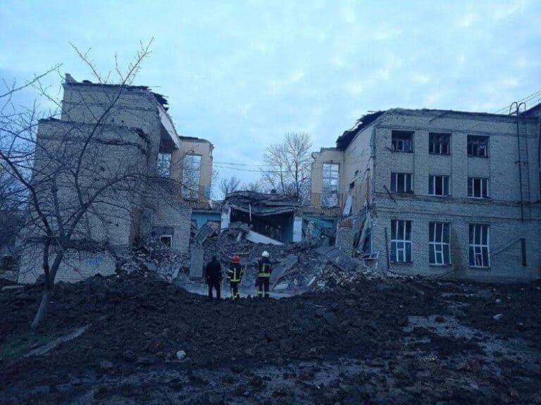 С образовательными программами, но без четкого плана действий: каким был учебный год в трех прифронтовых громадах Донетчины (результаты исследования)