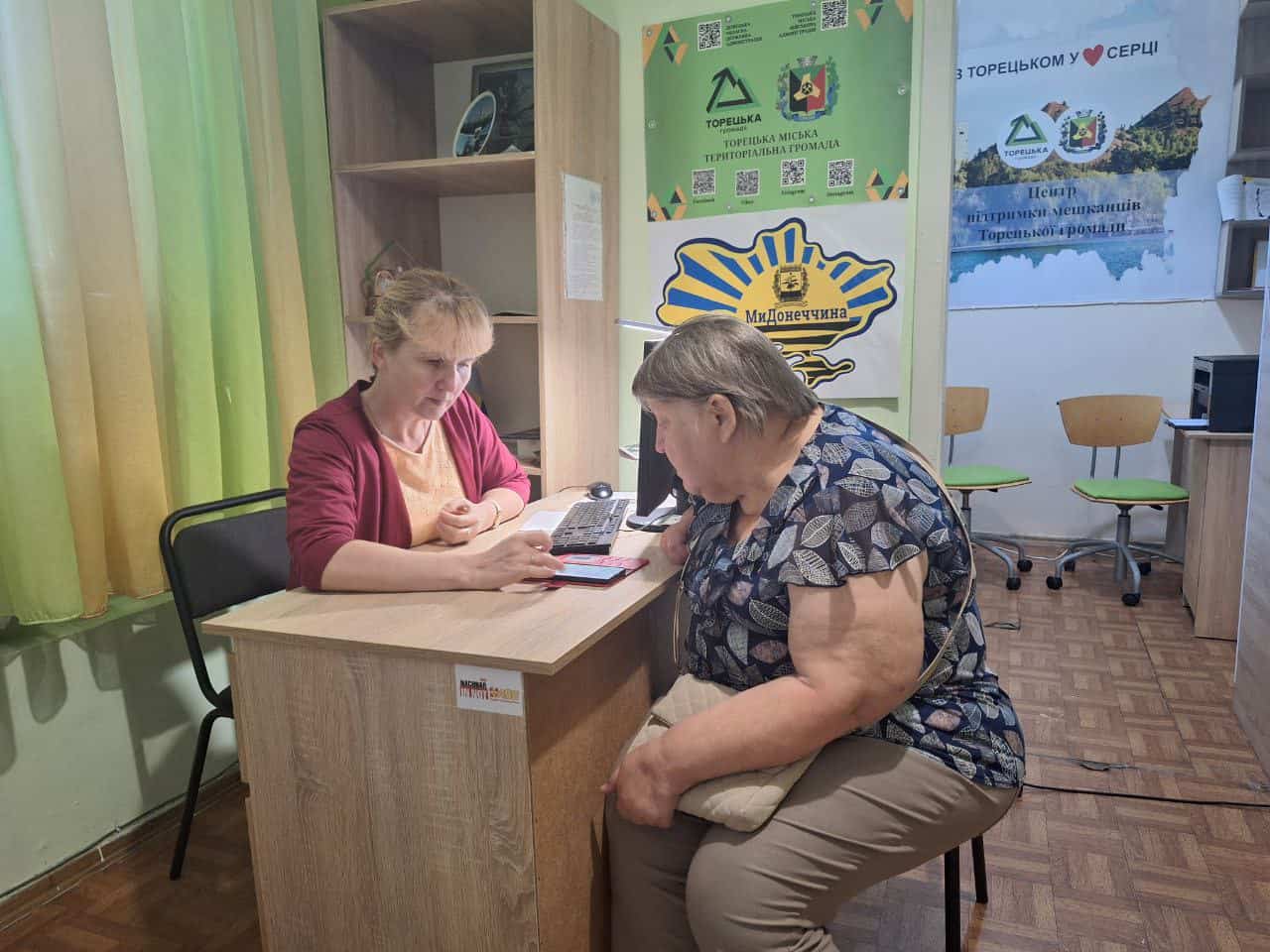 Зображення до посту: Від оформлення паперів до допомоги з реабілітацією: як працює Центр життєстійкості Торецької громади в Києві (репортаж)