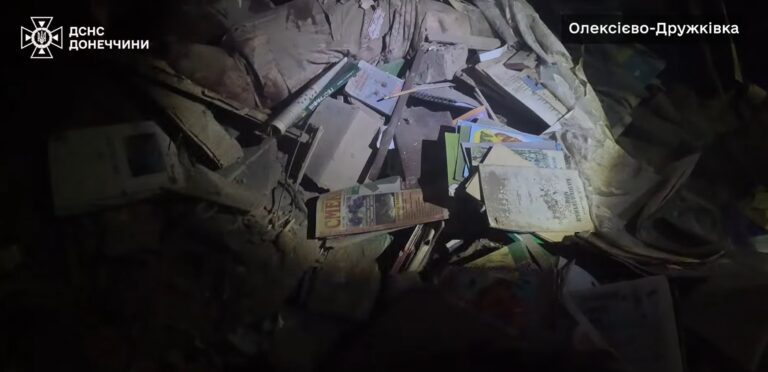 У Олексієво-Дружківці з-під завалів зруйнованого будинку дістали тіла двох загиблих. Окупанти били по селищу 7 липня