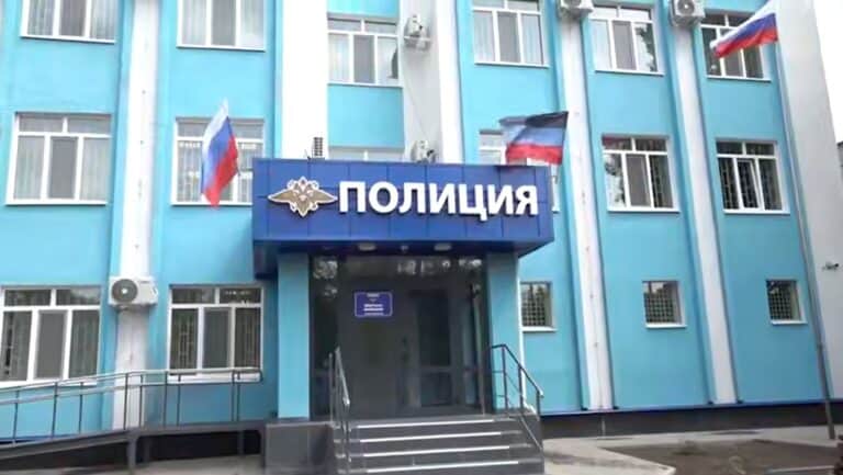Перегляньте новину: Окупанти “відновили” відділки поліції у Мангуші та Волновасі. Тепер їх курує російське МВС по “ДНР” (деталі) Окупанти “відновили” відділки поліції у Мангуші та Волновасі. Тепер їх курує російське МВС по “ДНР” (деталі)