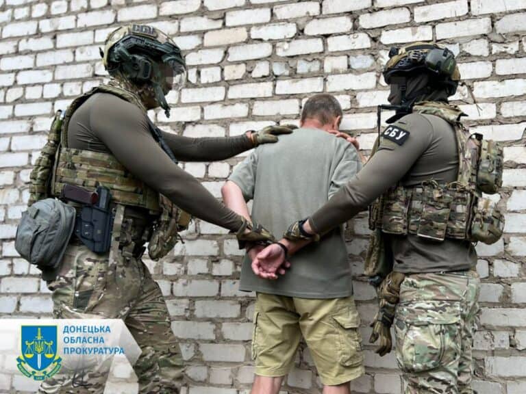 Троє жителів прифронтових громад Донеччини нібито корегували удари Росії по позиціях ЗСУ. Їх затримали