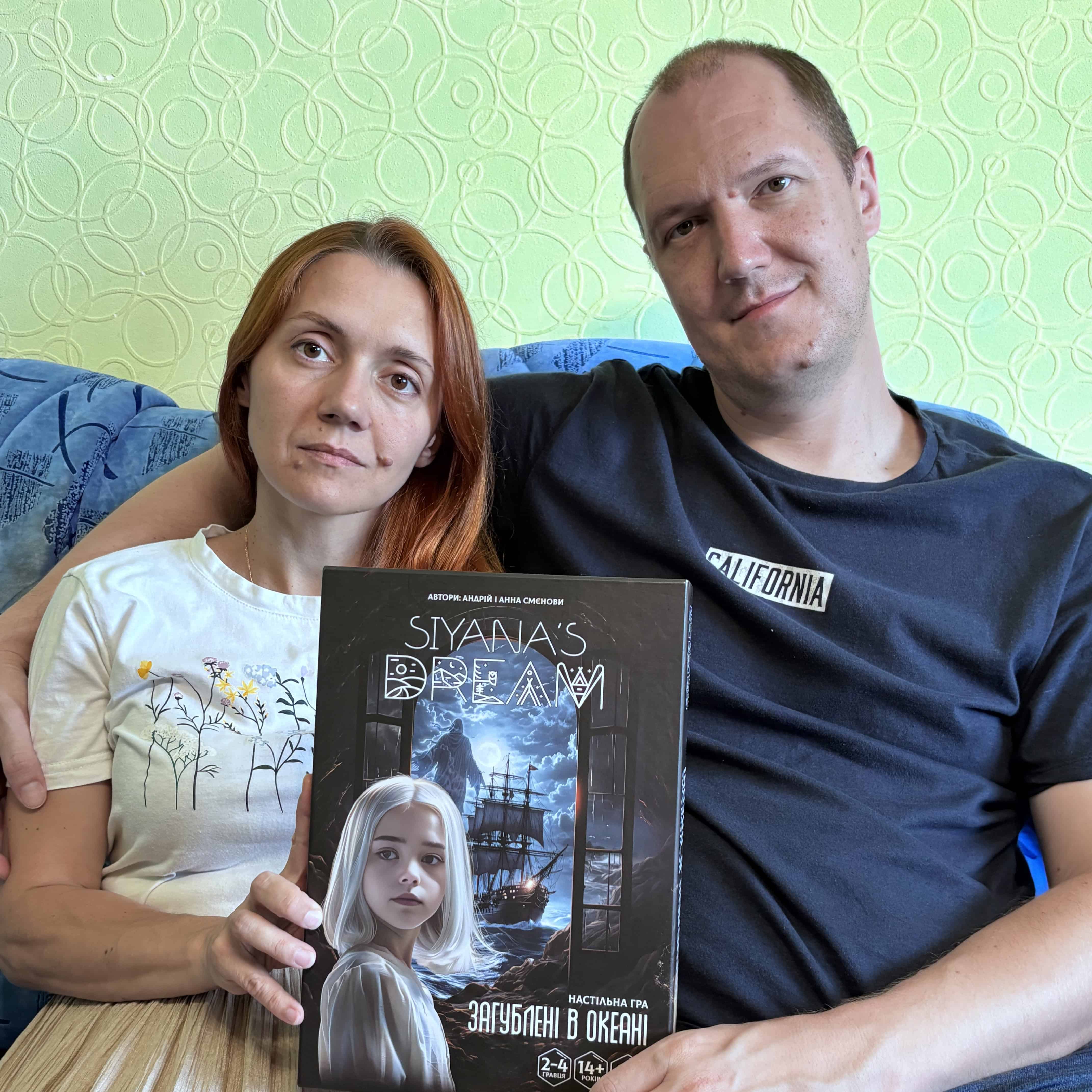 Засновники бренду настільних ігор “Siyana’s Dream” Анна та Андрій Смєнови разом із першою грою серії. Фото з архіву Анни Смєнової