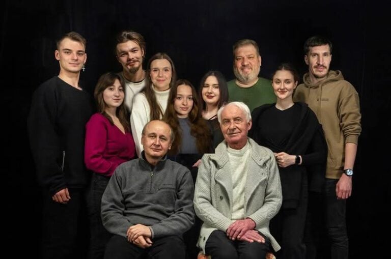 Три вистави за сезон і вечір подвійної прем’єри: театр переселенців із Маріуполя підбив підсумки року після відродження