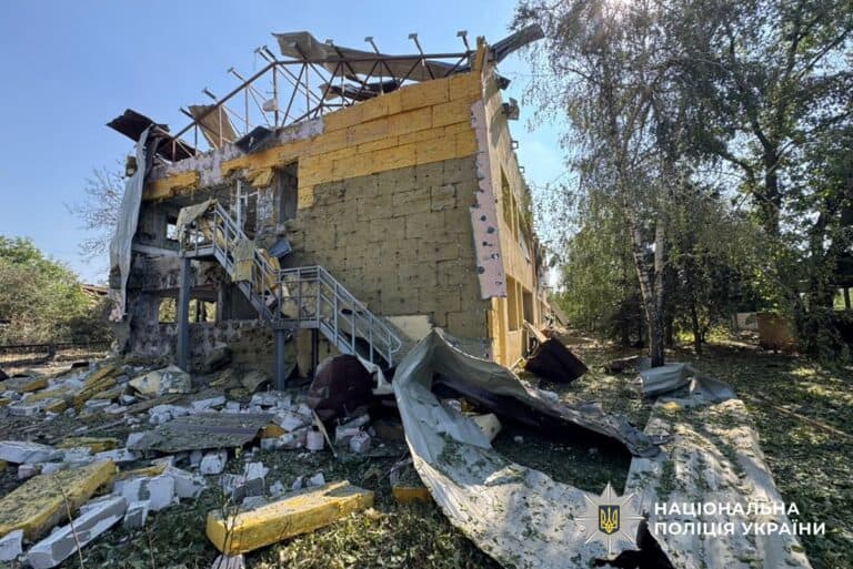 Перегляньте новину: Російські удари по Донеччині продовжувалися 8 липня: загинули троє цивільних, поранені ще 11 (ЗВЕДЕННЯ) Російські удари по Донеччині продовжувалися 8 липня: загинули троє цивільних, поранені ще 11 (ЗВЕДЕННЯ)