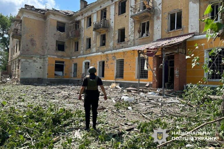 Перегляньте новину: У Мирнограді та Костянтинівці були загиблі, у регіоні є поранені: як минуло 14 липня на Донеччині (ЗВЕДЕННЯ) У Мирнограді та Костянтинівці були загиблі, у регіоні є поранені: як минуло 14 липня на Донеччині (ЗВЕДЕННЯ)
